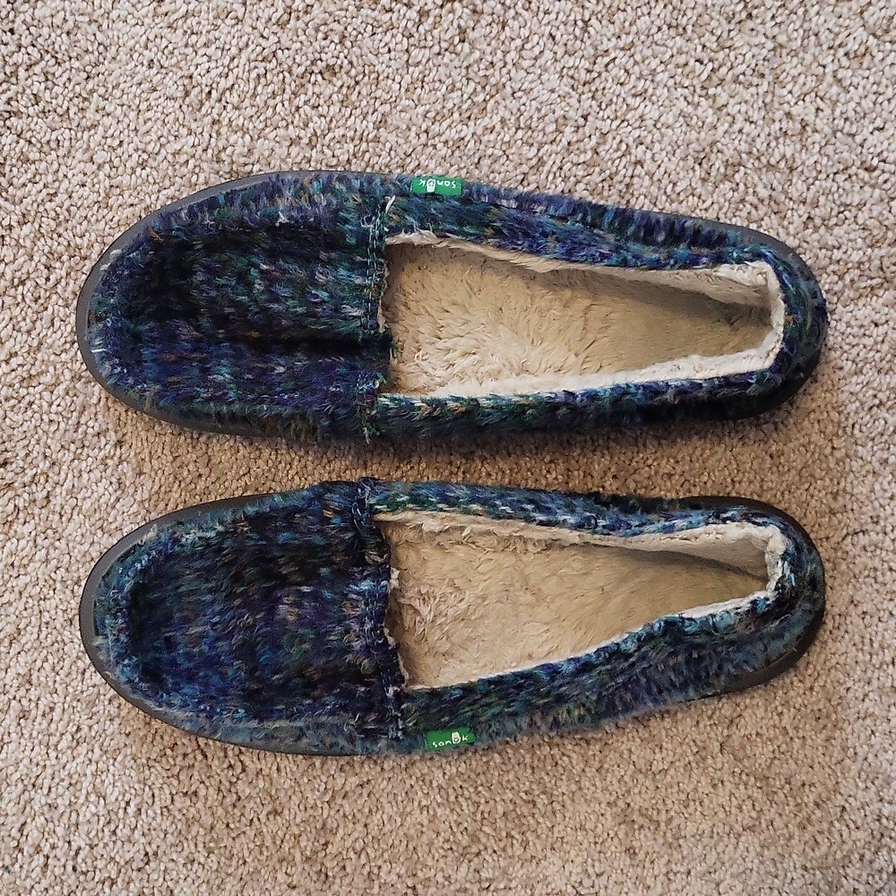 Sanuk fluffy flats/ moccasins